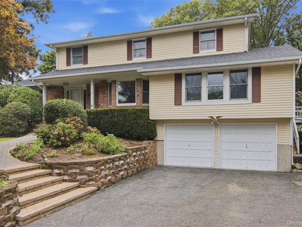 18 White Deer Court, Huntington, NY 11743