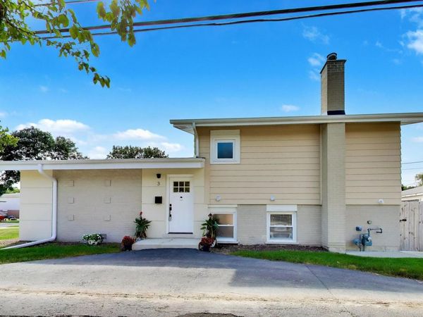 3 W White Oak Street , Arlington Heights, IL 60005