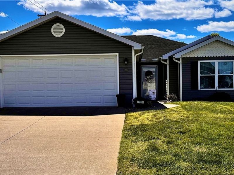 703 Oak Tree Lane, Belpre, OH 45714 Photo 1