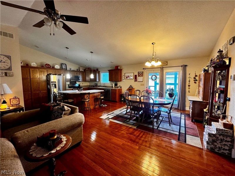 703 Oak Tree Lane, Belpre, OH 45714 Photo 7