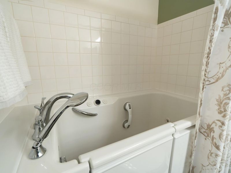 6735 Meadow Creek Drive, Unit 102, Columbus, OH 43235 Photo 26