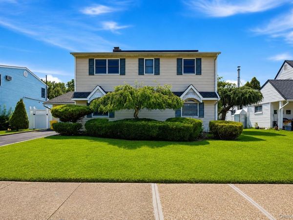 12 Cable Lane , Hicksville, NY 11801