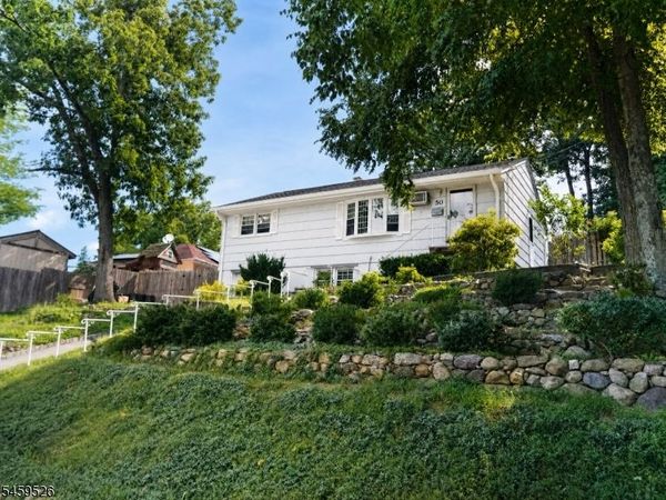 50 Knolls Rd, Bloomingdale, NJ 07403
