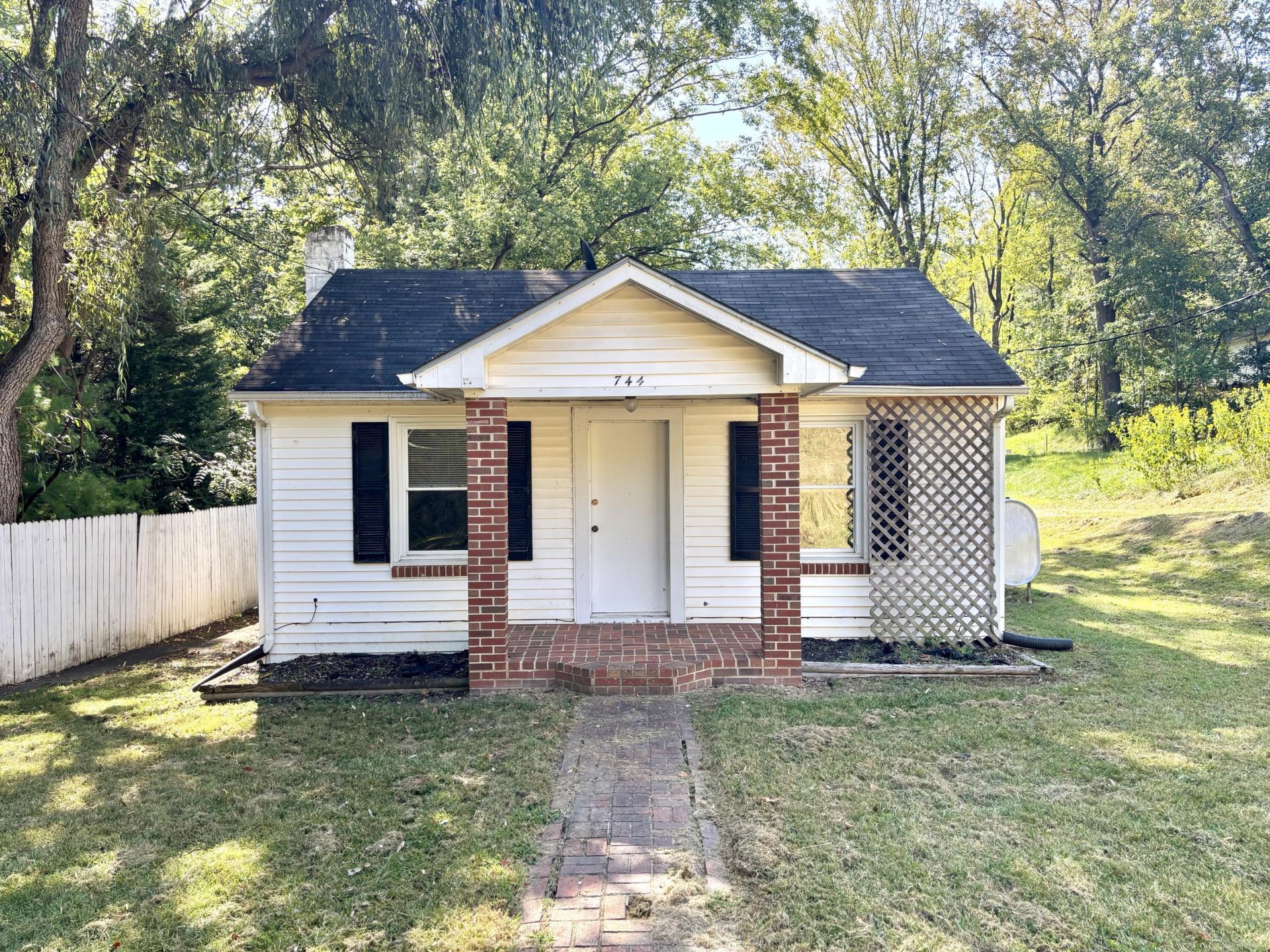 744 N Mill Rd, Salem, VA 24153 Main Photo