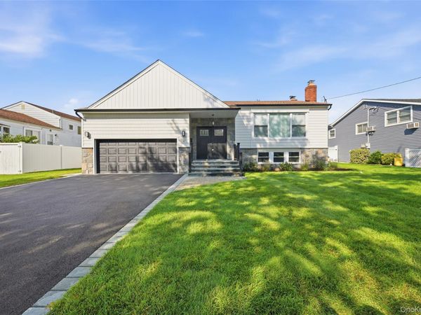 16 Merritt, Massapequa, NY 11758