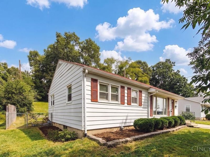 588 Valleyview Drive, Hamilton, OH 45013 Photo 1