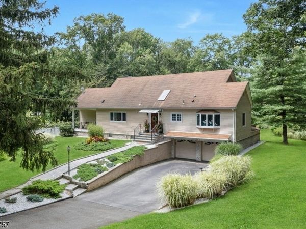 25 Bryers Ln, Upper Saddle River, NJ 07458