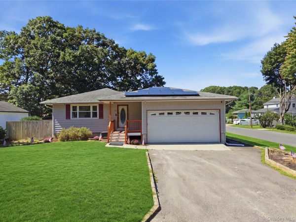 32 Edgewood Street , Mastic, NY 11950