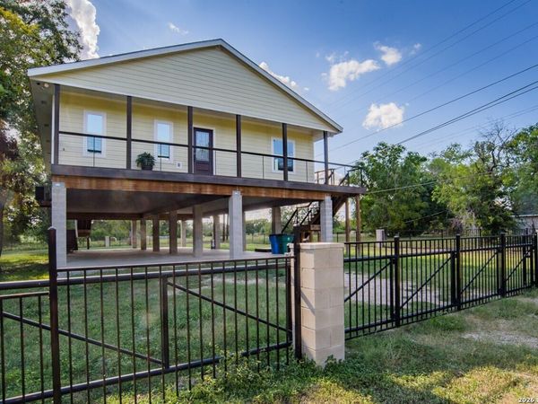 105 RIO GRANDE DR, Seguin, TX 78155