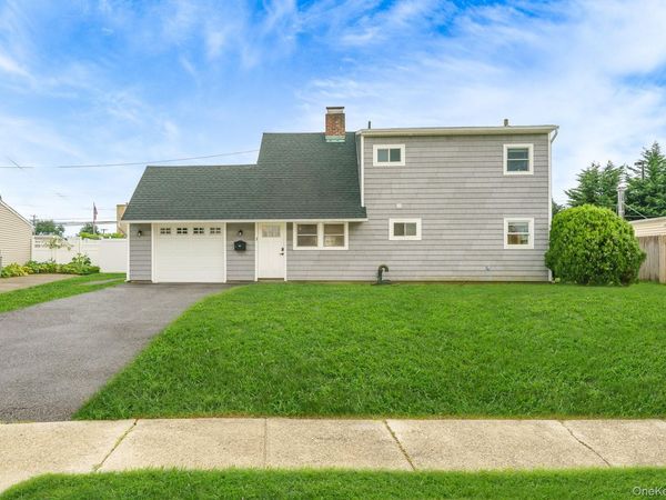12 Squirrel Lane , Levittown, NY 11756
