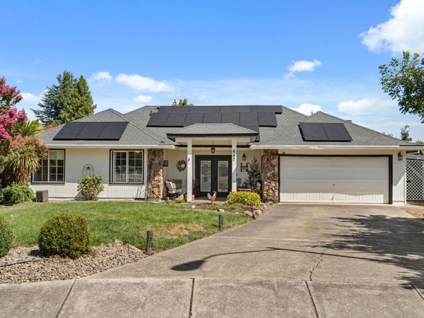 667 Rose Valley Court, Central Point, OR 97502