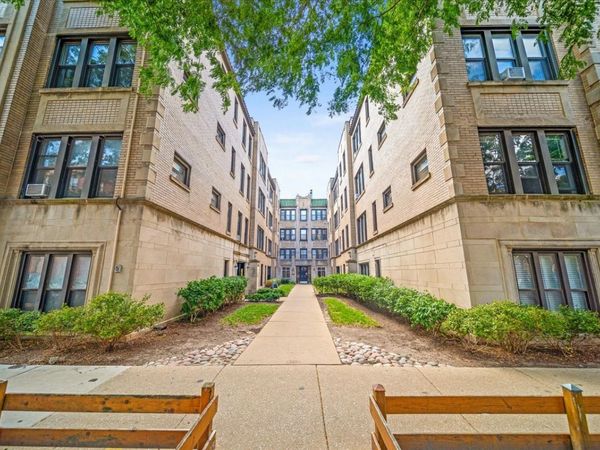 641 W ROSCOE Street, Unit V3, Chicago, IL 60657