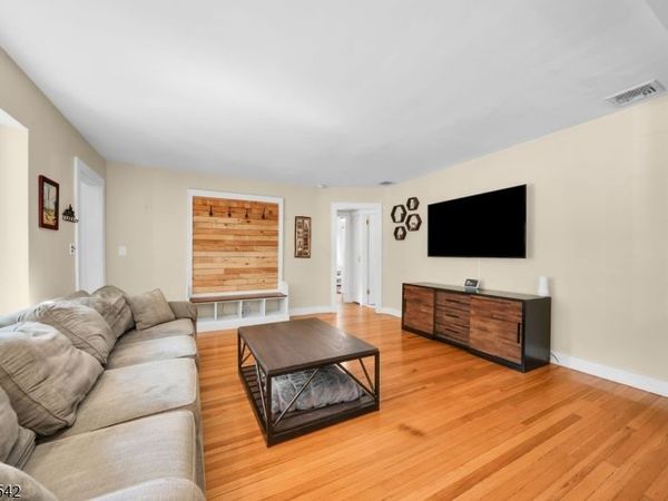 89 Grove St, Oakland, NJ 07436