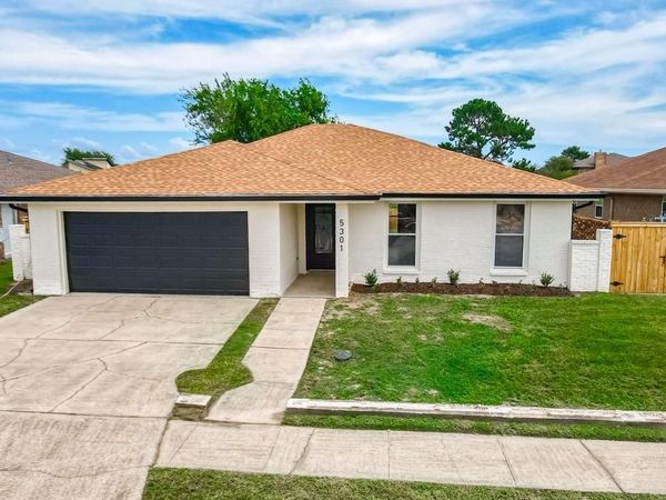 5301 E IDLEWOOD Court, New Orleans, LA 70128