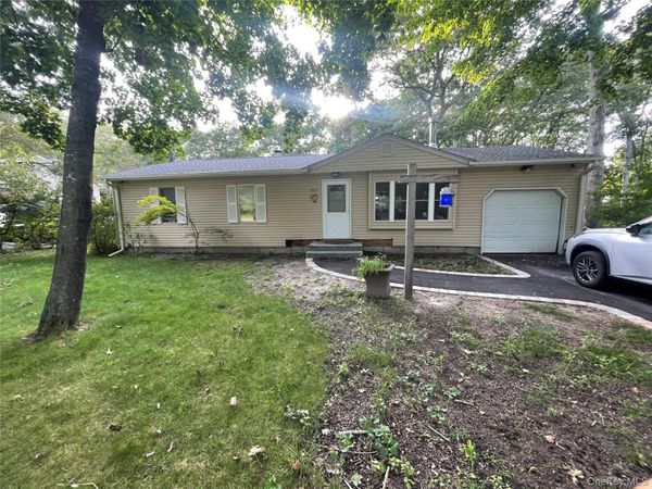 257 Parkway Drive , Calverton, NY 11933