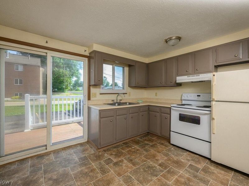 415 W Noble Street, East Canton, OH 44730 Photo 5