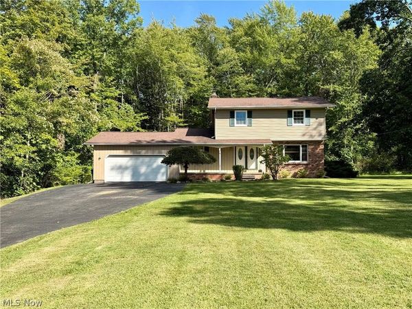 9059 E Mountain View Drive , Chardon, OH 44024