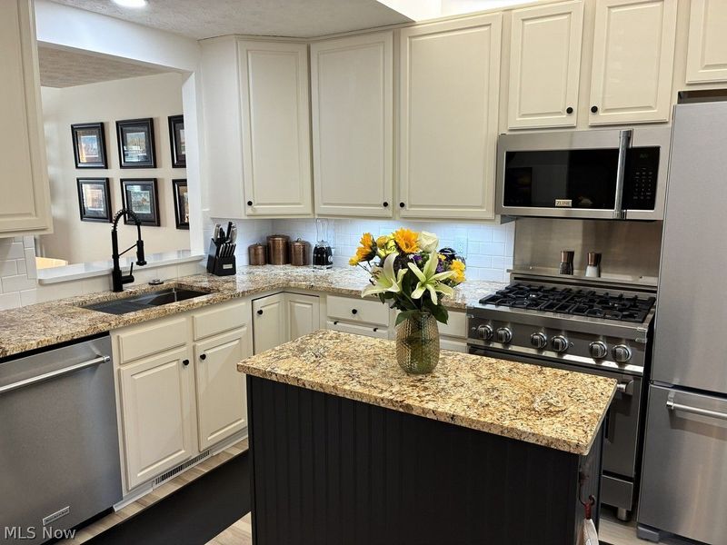 1661 Southpointe Circle NE, Canton, OH 44714 Photo 5