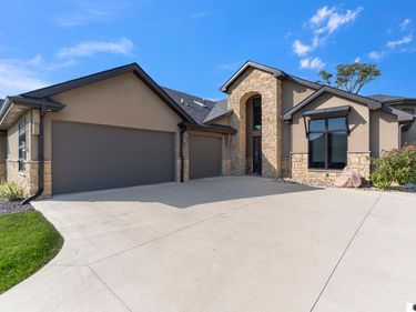 9716 Casa Colina Court, Lincoln, NE 68520