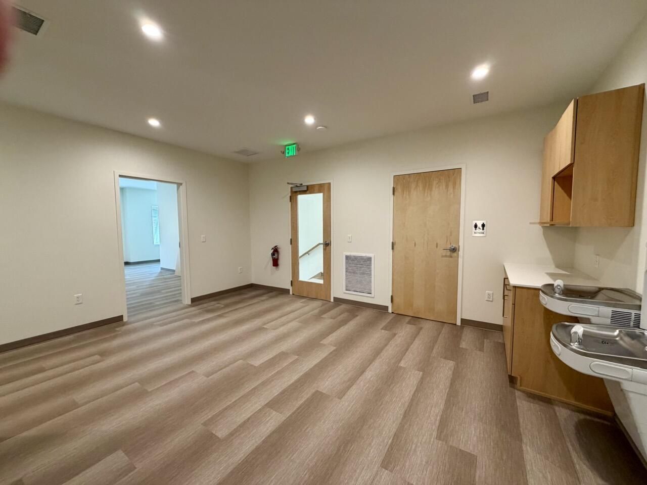 814 Johnnie Dodds Boulevard  Photo 4