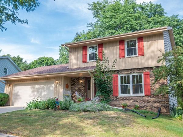 925 Canterbury LANE, Waukesha, WI 53188