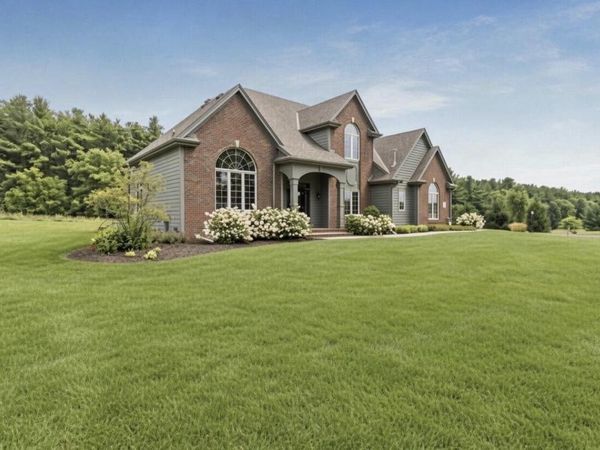 S91W31504 Grace TRAIL, Mukwonago, WI 53149