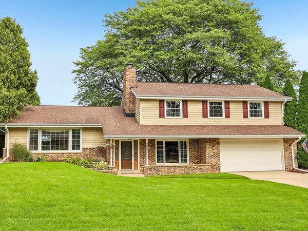 3322 S 121st STREET, West Allis, WI 53227