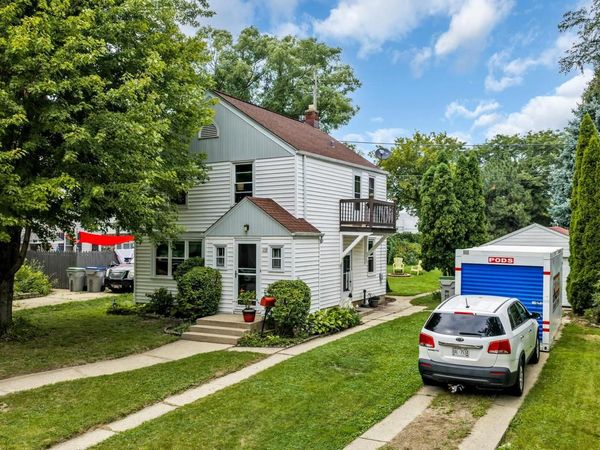 198 E Gauer CIRCLE, Milwaukee, WI 53207