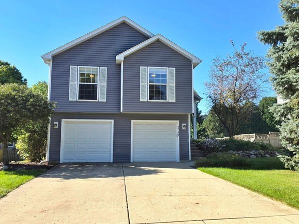 4749 Oregon Trail , McHenry, IL 60050
