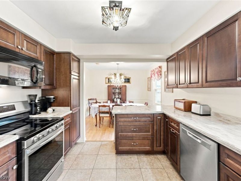 136 Illinois Circle, Elyria, OH 44035 Photo 12