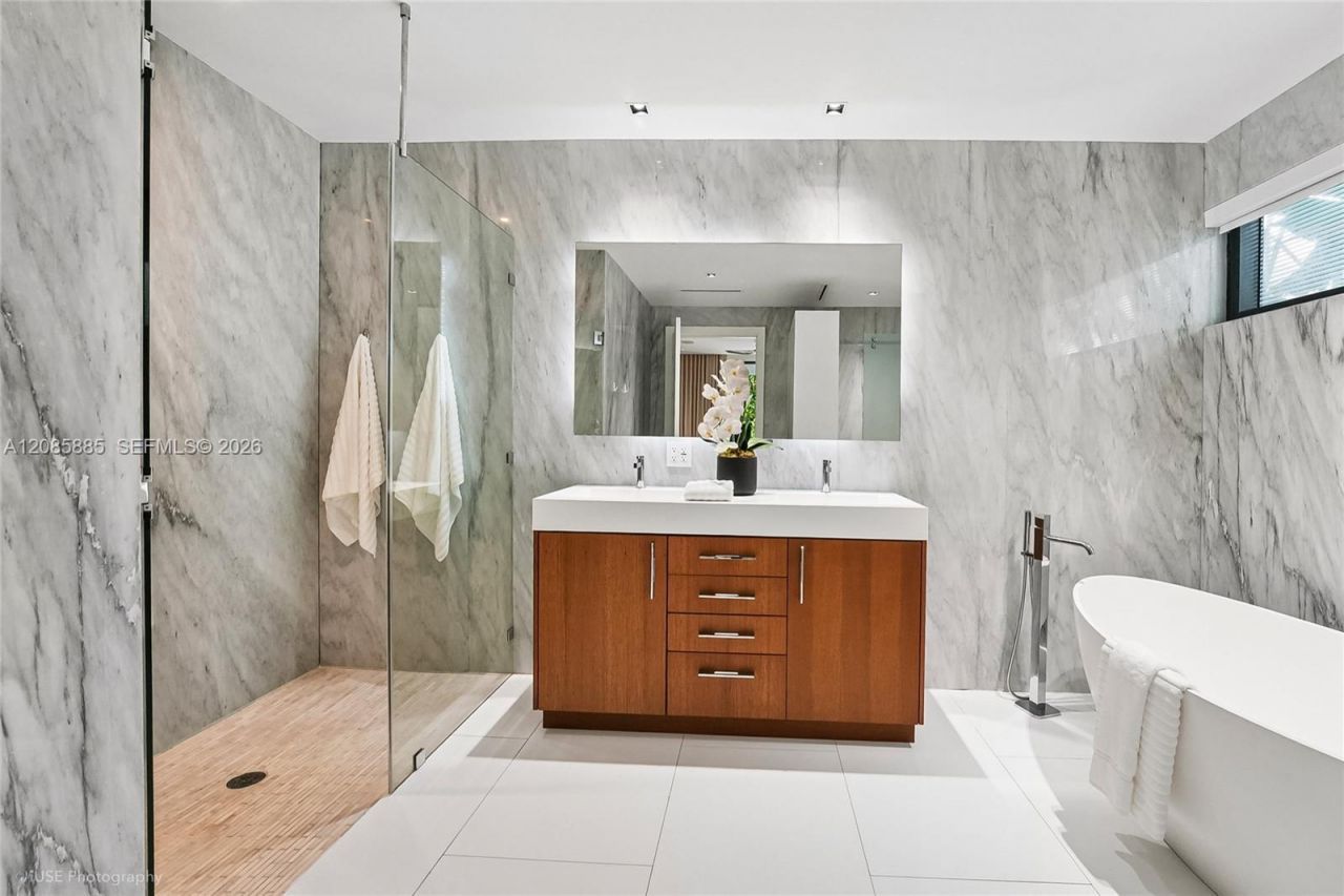 350 Meridian Ave, Unit 201, Miami Beach, FL 33139 Photo