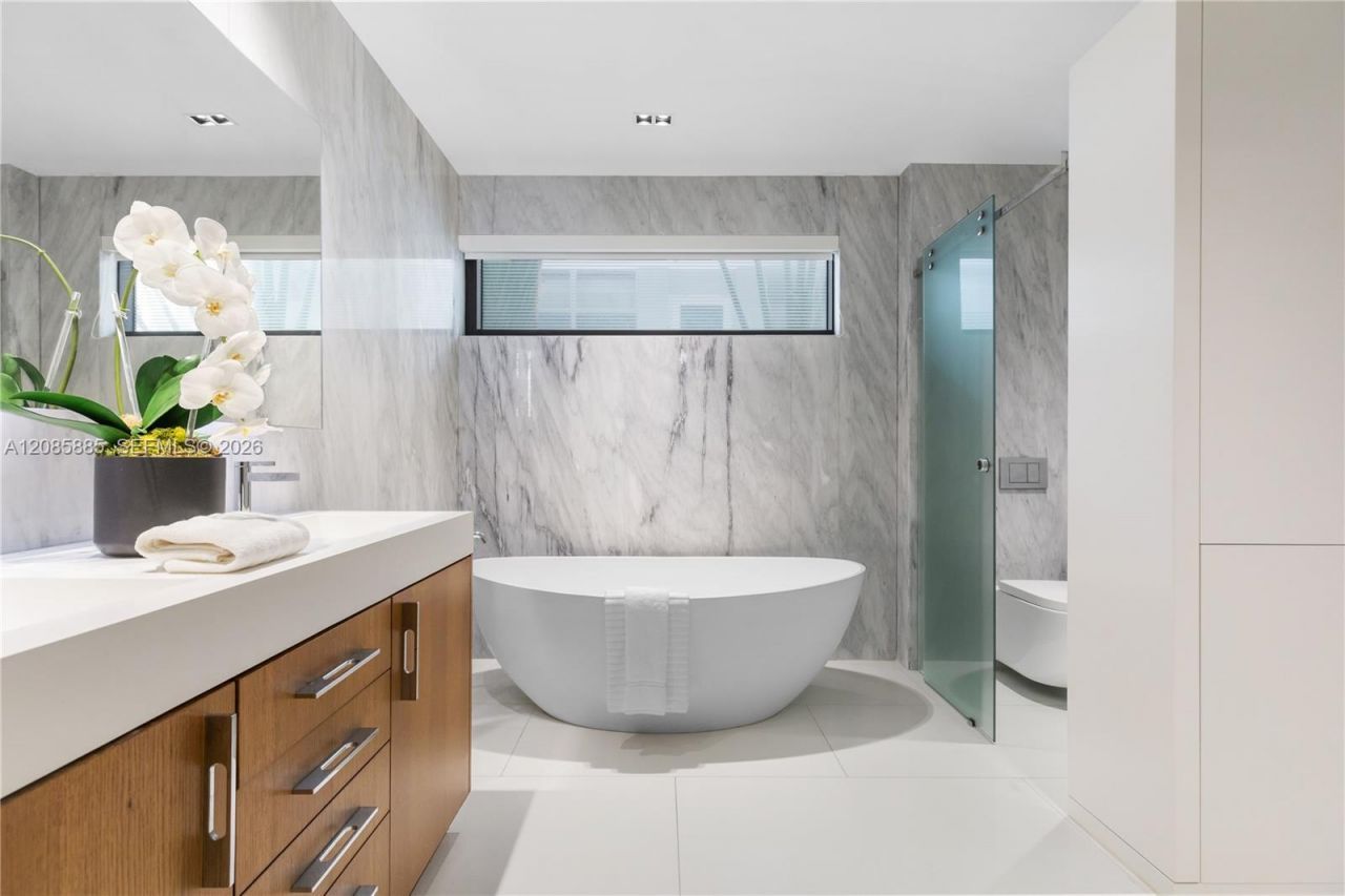 350 Meridian Ave, Unit 201, Miami Beach, FL 33139 Photo