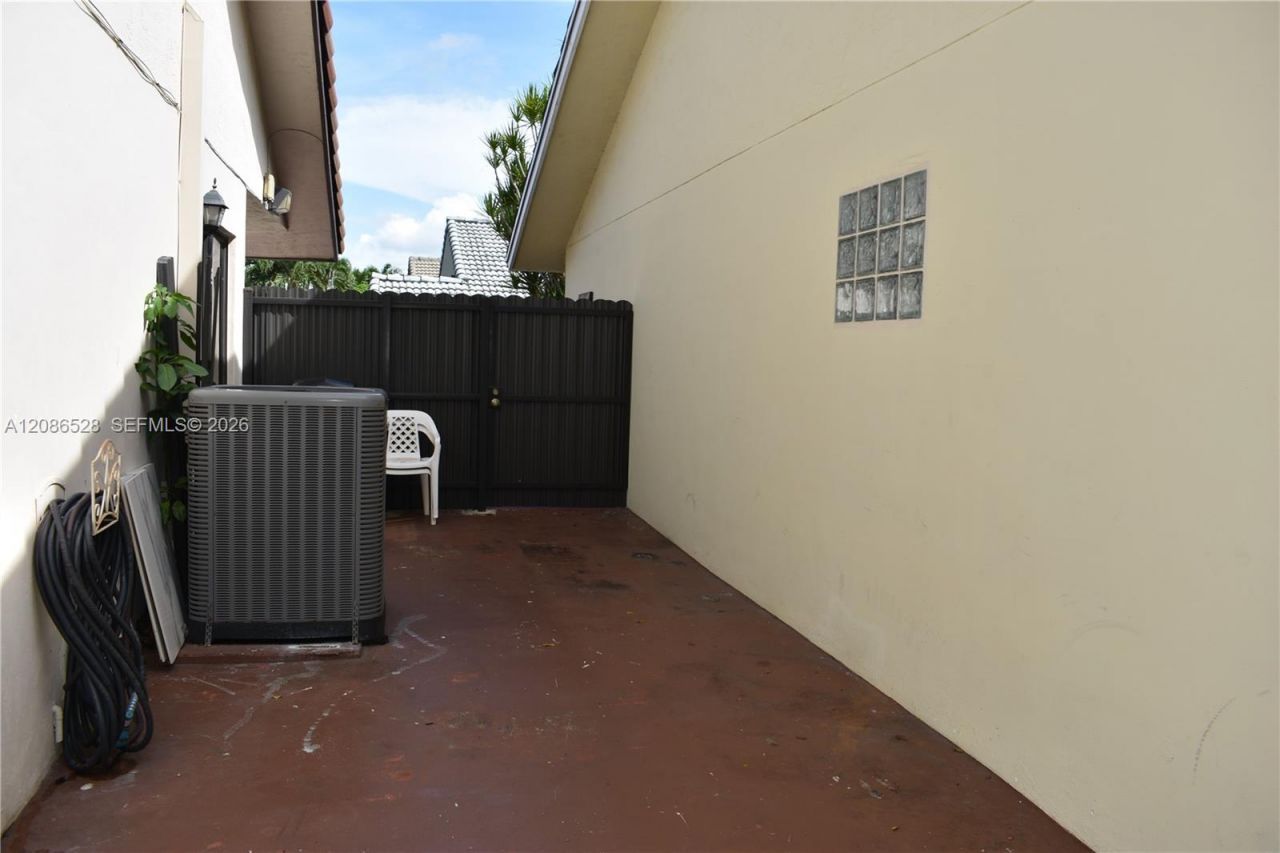 9029 NW 152nd Ln, Miami Lakes, FL 33018 Photo