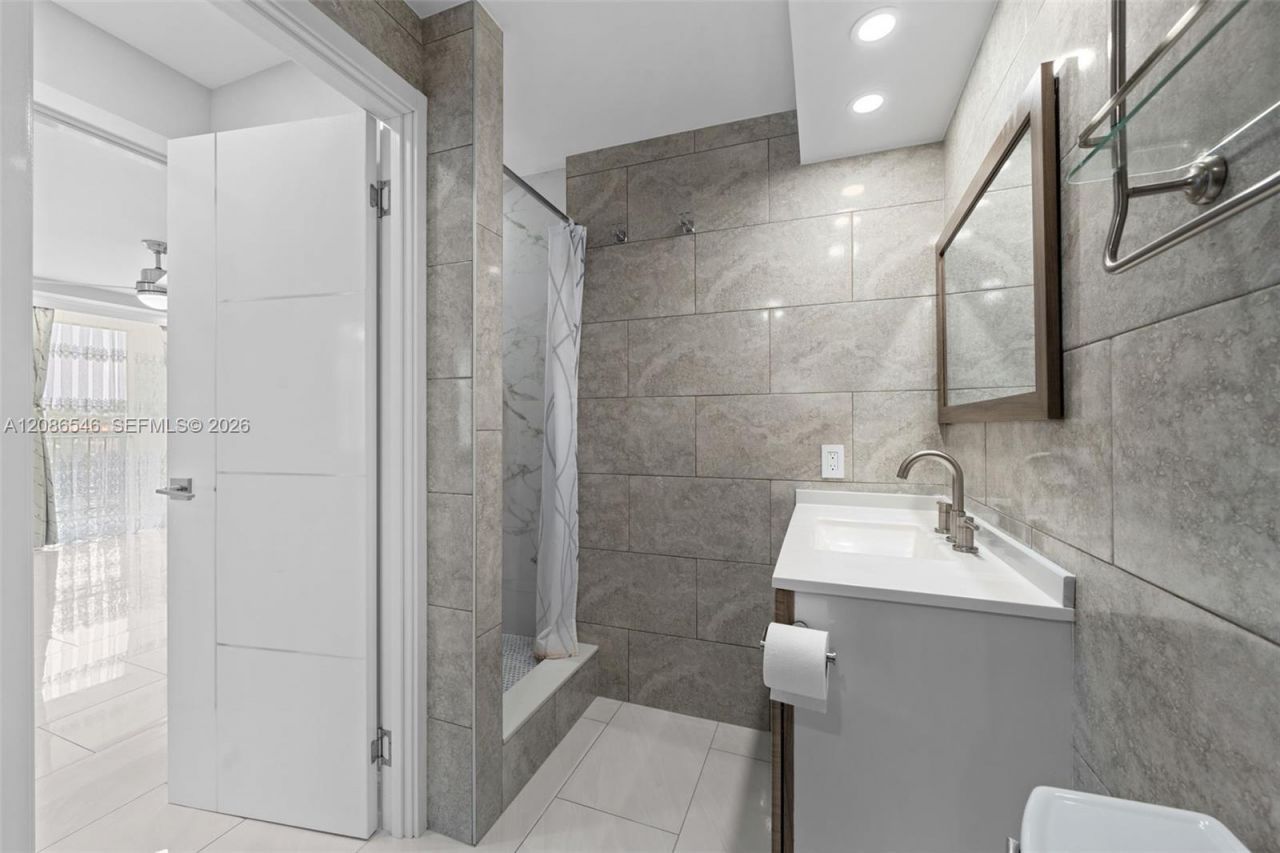 701 Three Islands Blvd, Unit 411, Hallandale Beach, FL 33009 Photo