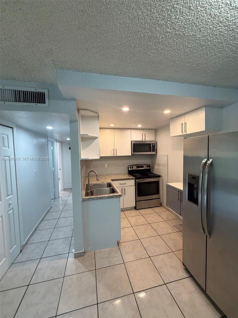 606 W 81st St, Unit 405, Hialeah, FL 33014 Photo