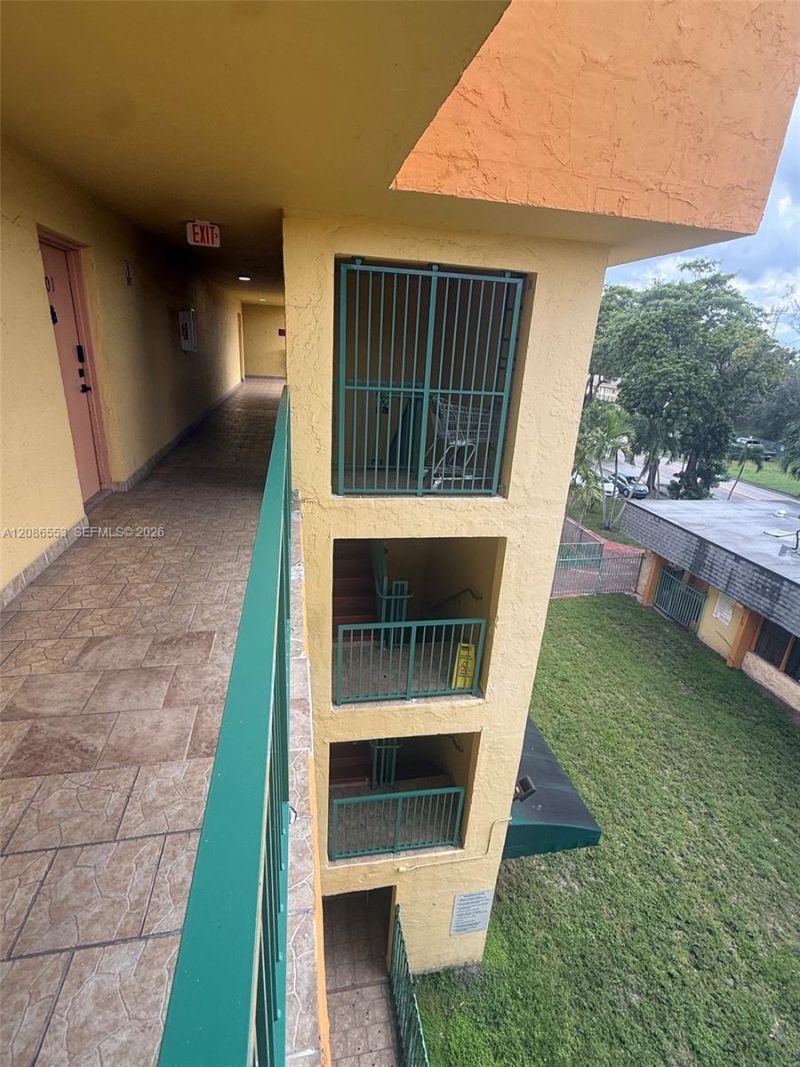 606 W 81st St, Unit 405, Hialeah, FL 33014 Photo