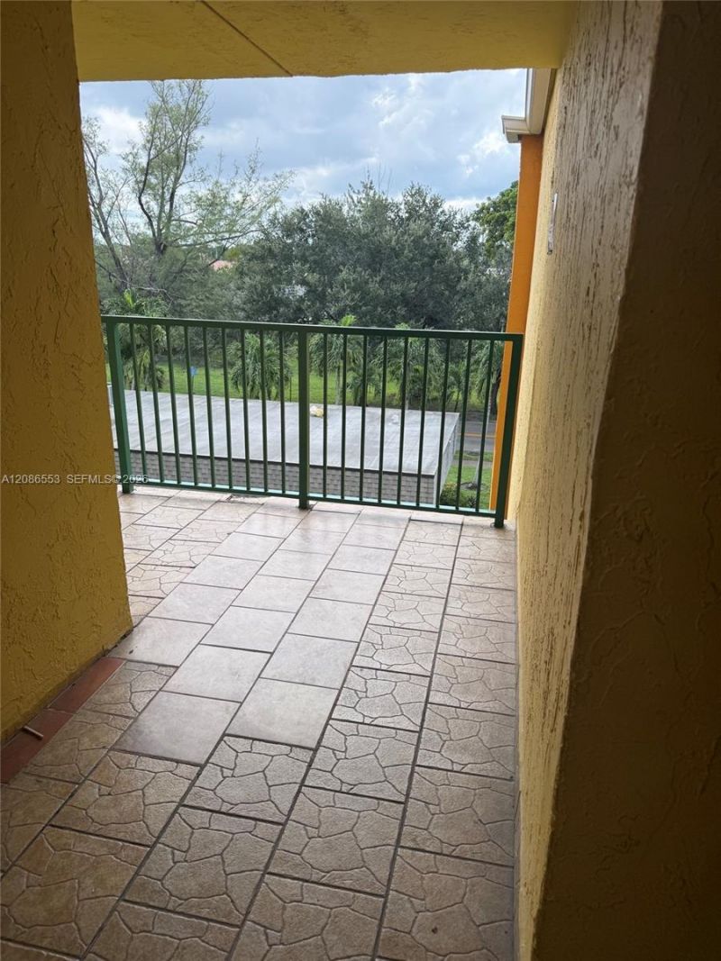 606 W 81st St, Unit 405, Hialeah, FL 33014 Photo