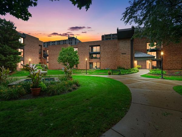 1906 E Shorewood BOULEVARD, Unit 153, Shorewood, WI 53211