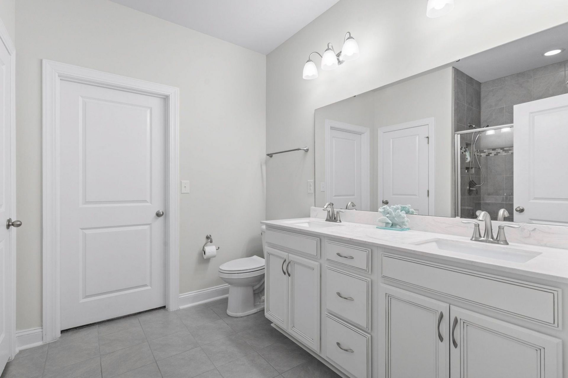 2405 Thoroughfare Dr. Photo 13
