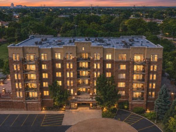 615 Perrie Drive , Unit 201, Elk Grove Village, IL 60007
