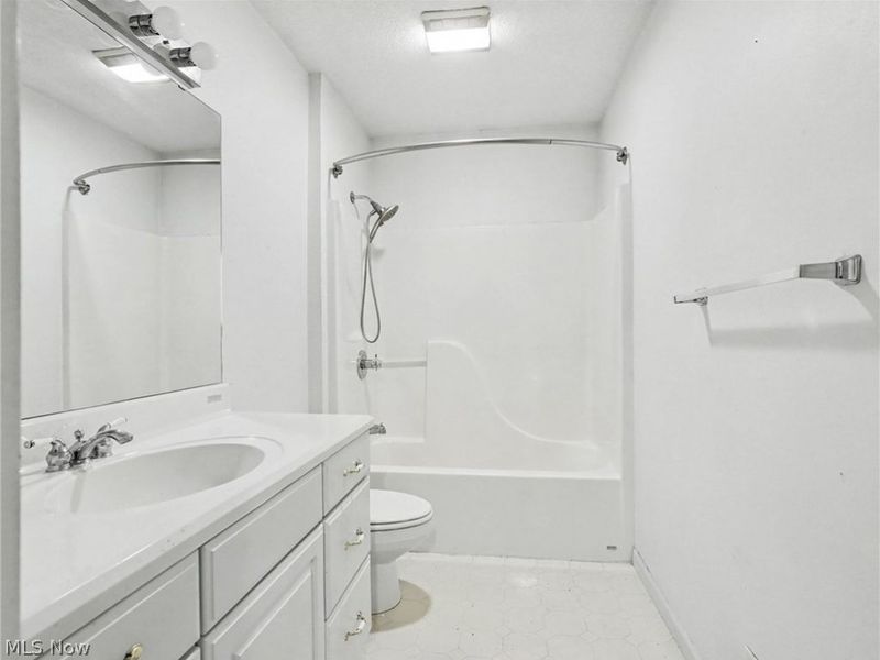 815 Saint Annes Drive, Holland, OH 43528 Photo 14