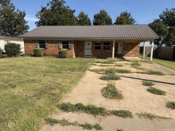 210 Oak Street , Tyronza, AR 72386