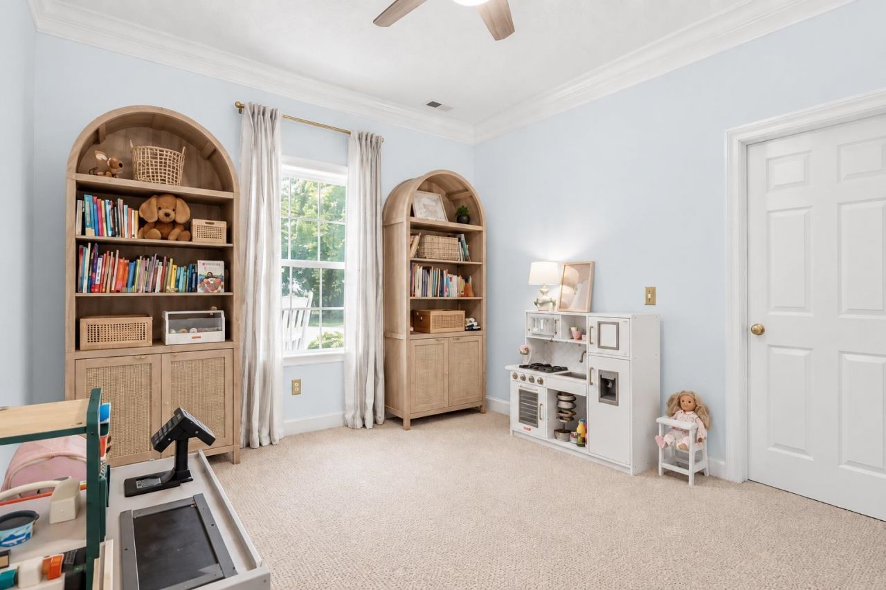 387 Robin Dr. Photo 18