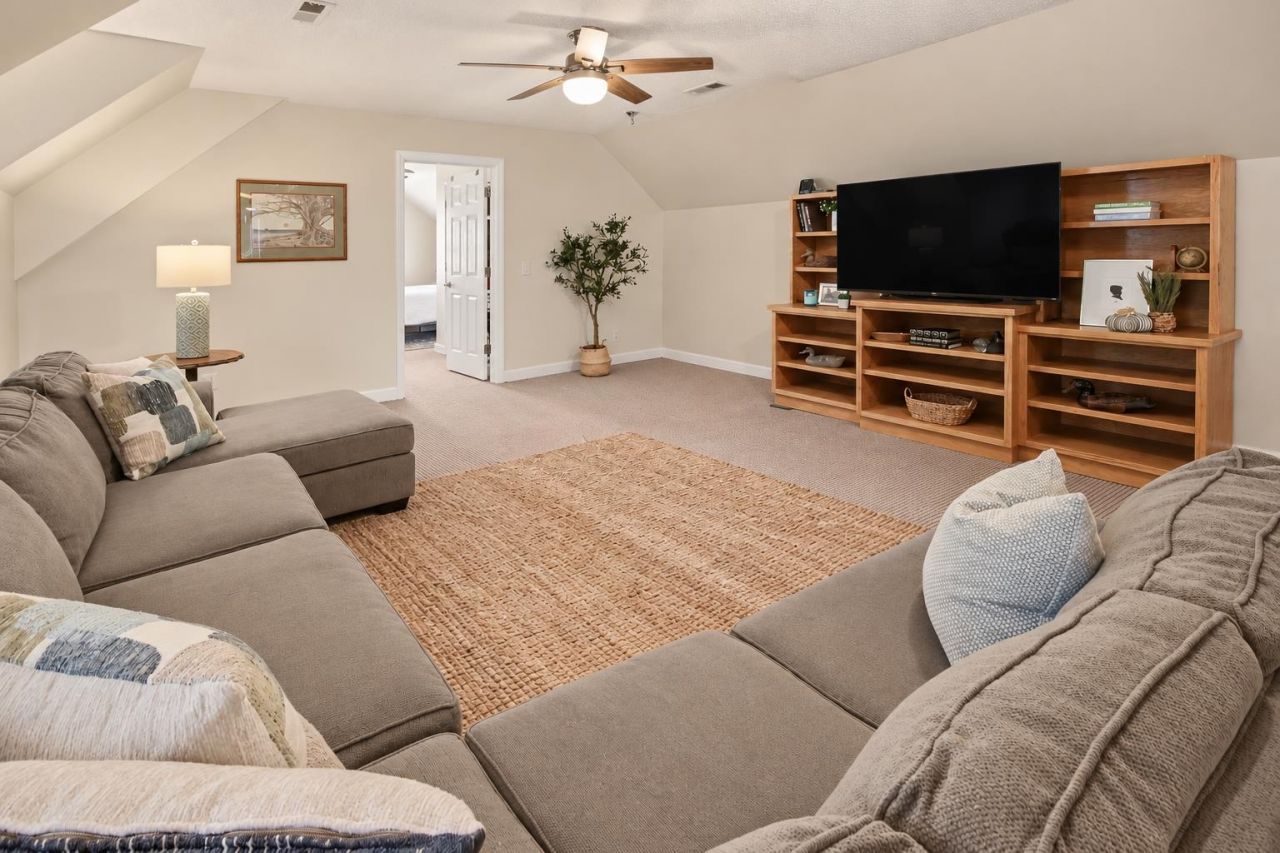 387 Robin Dr. Photo 24