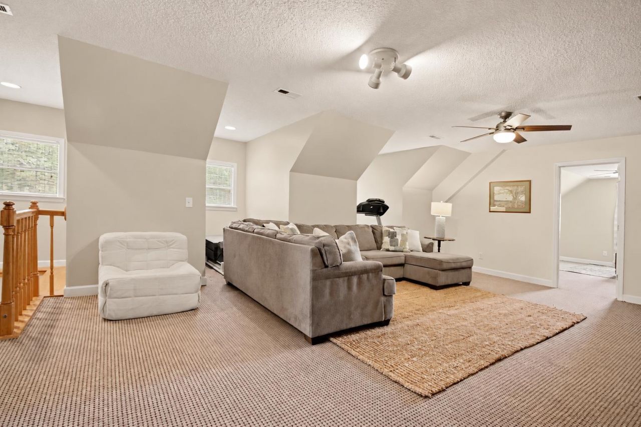 387 Robin Dr. Photo 25