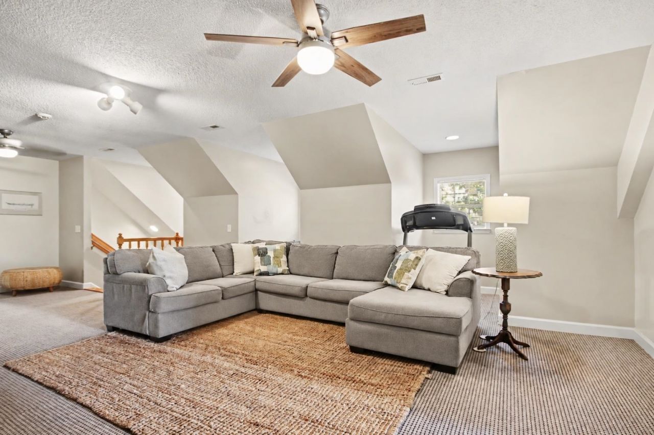 387 Robin Dr. Photo 26