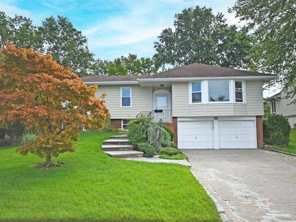 19 Carriage Road, Roslyn, NY 11576