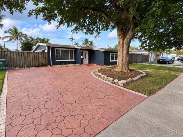 6541 SW 5th St , Pembroke Pines, FL 33023