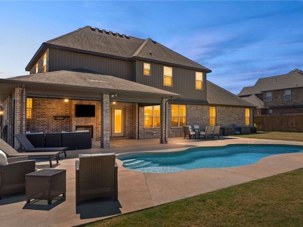 1703 W Gilligan Avenue, Rogers, AR 72758