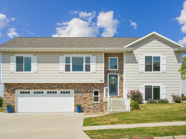 1365 Cedar Trail Drive, Dubuque, IA 52003